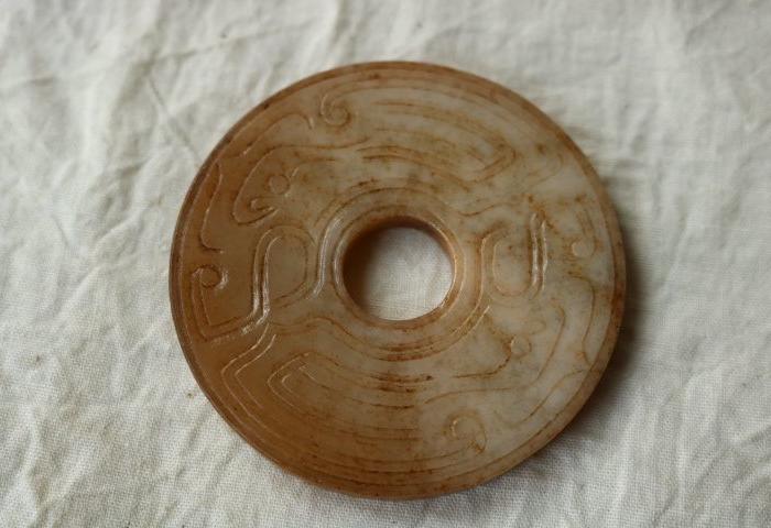 西周和田青白玉带沁凤鸟纹玉璧