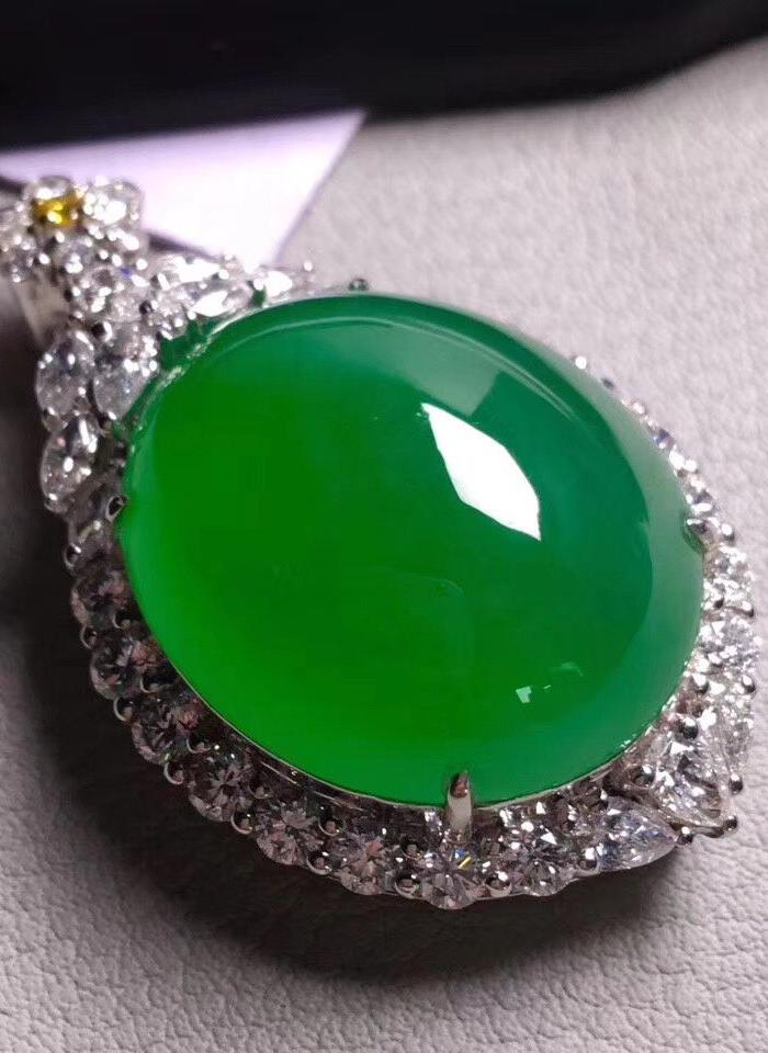 帝王绿鸽子蛋吊坠,色辣饱满