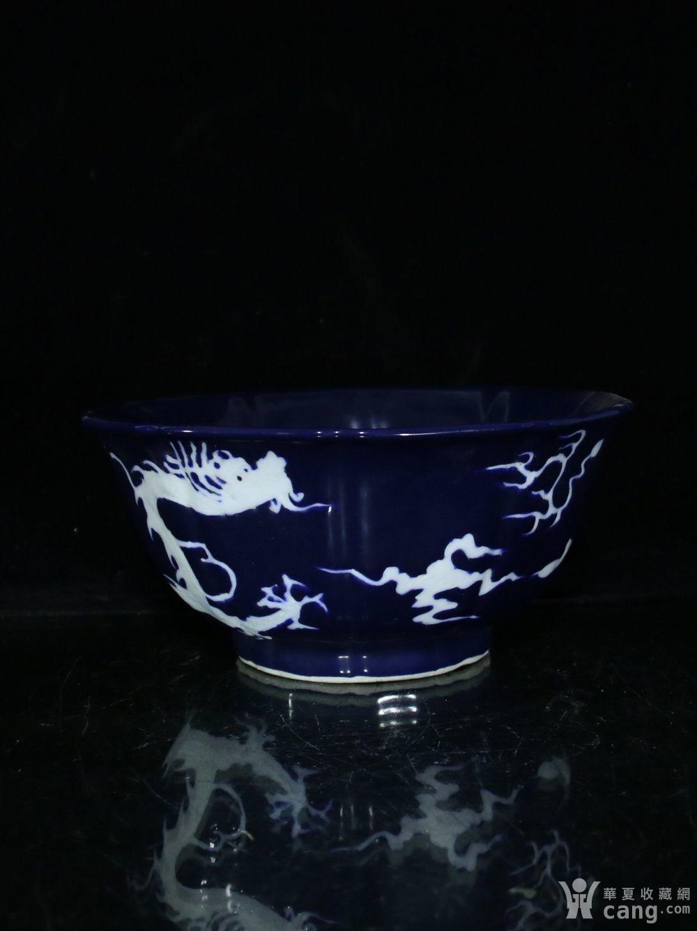 明宣德霁蓝釉白龙纹瓜棱碗