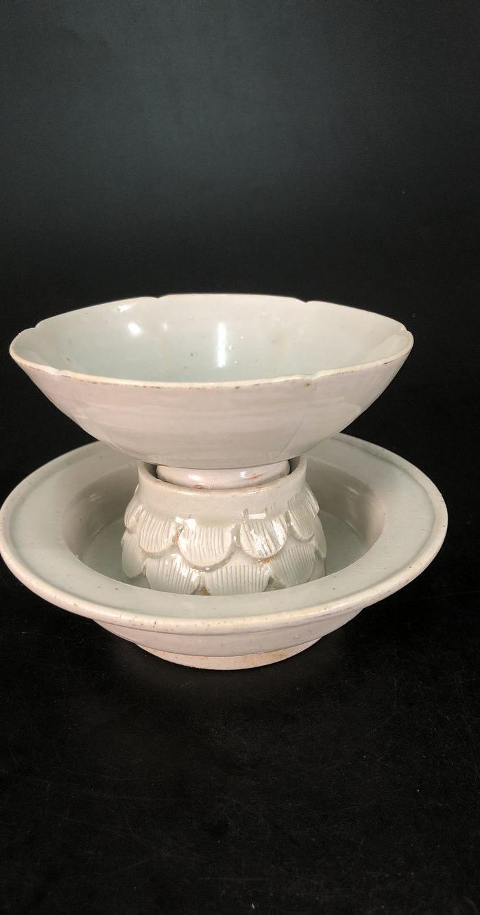 年代:宋代 艺术类别:单色釉 表现形式:茶壶茶杯 品相:全品 内容:纯色