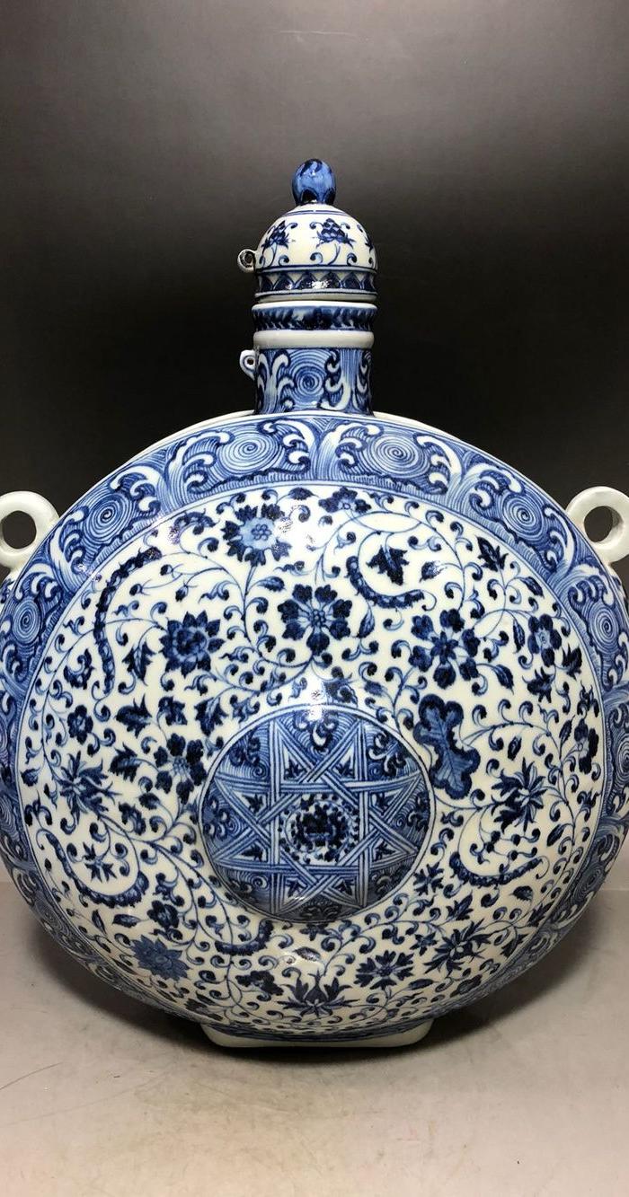 明代永乐青花缠枝莲大扁壶