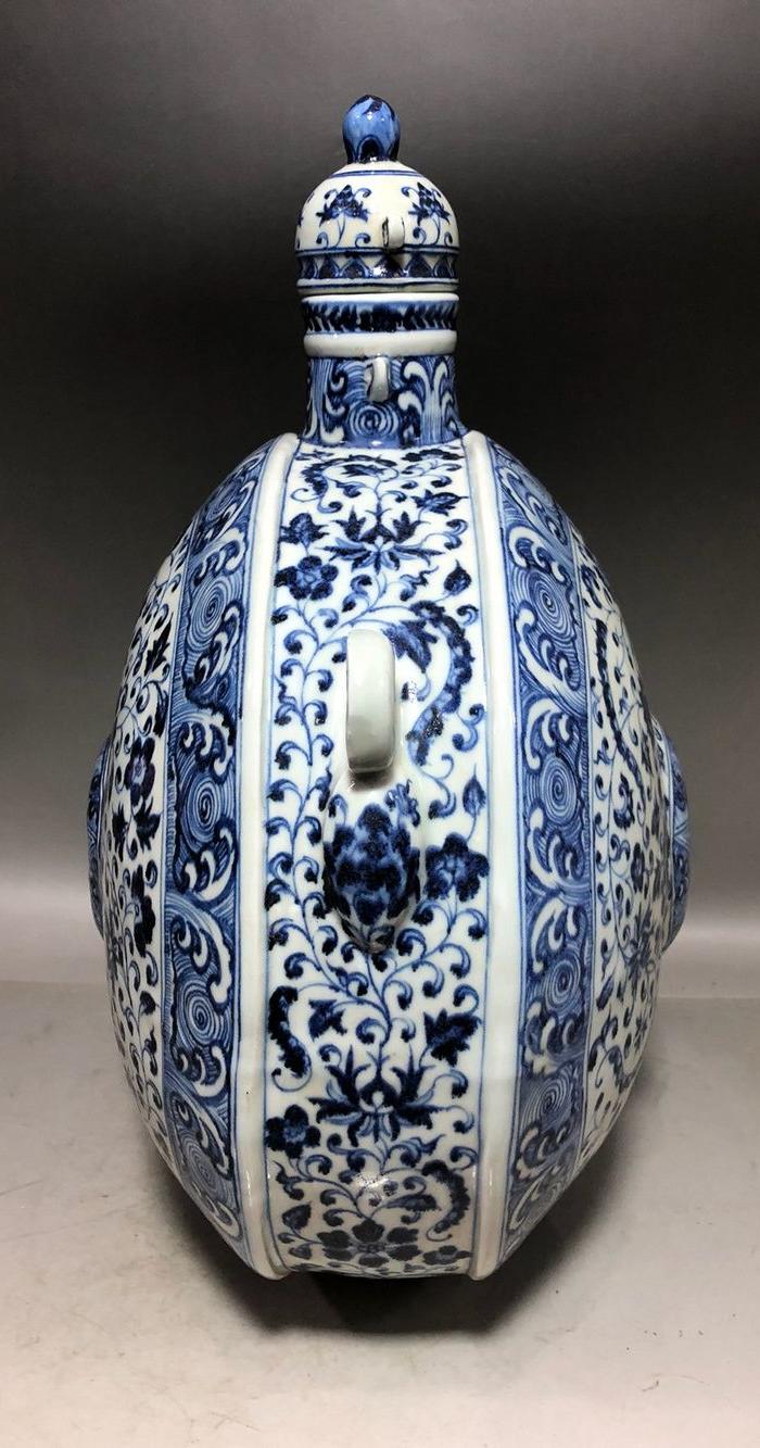 明代永乐青花缠枝莲大扁壶