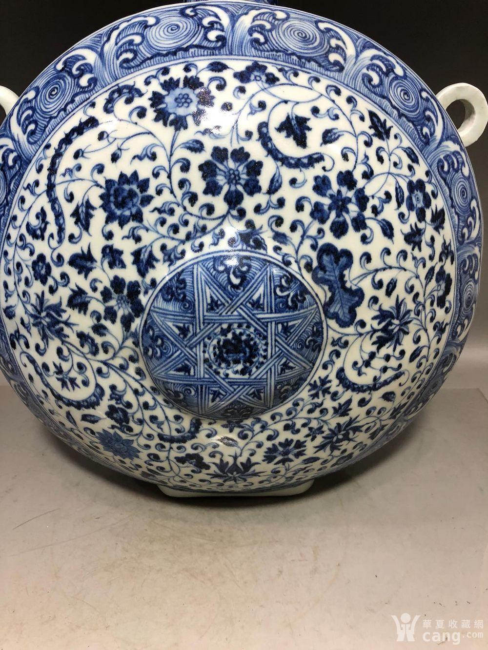 明代永乐青花缠枝莲大扁壶