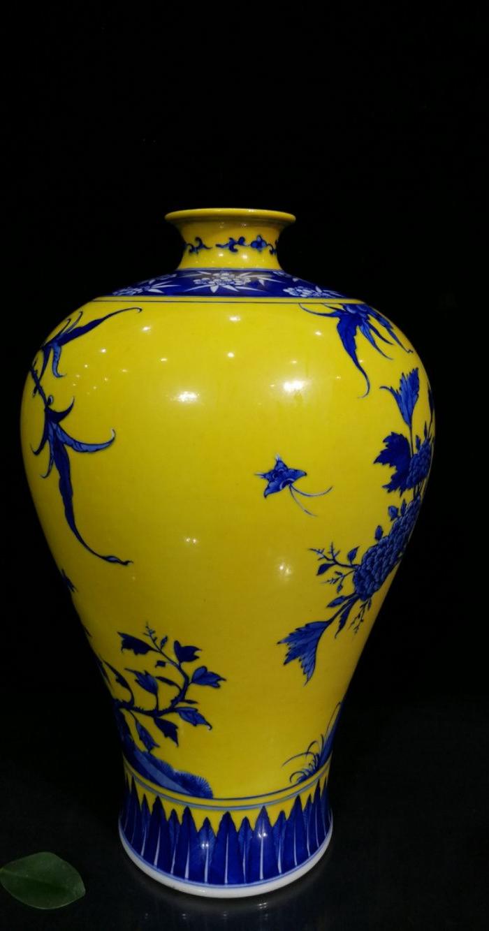 清康熙年黄底青花花鸟纹梅瓶