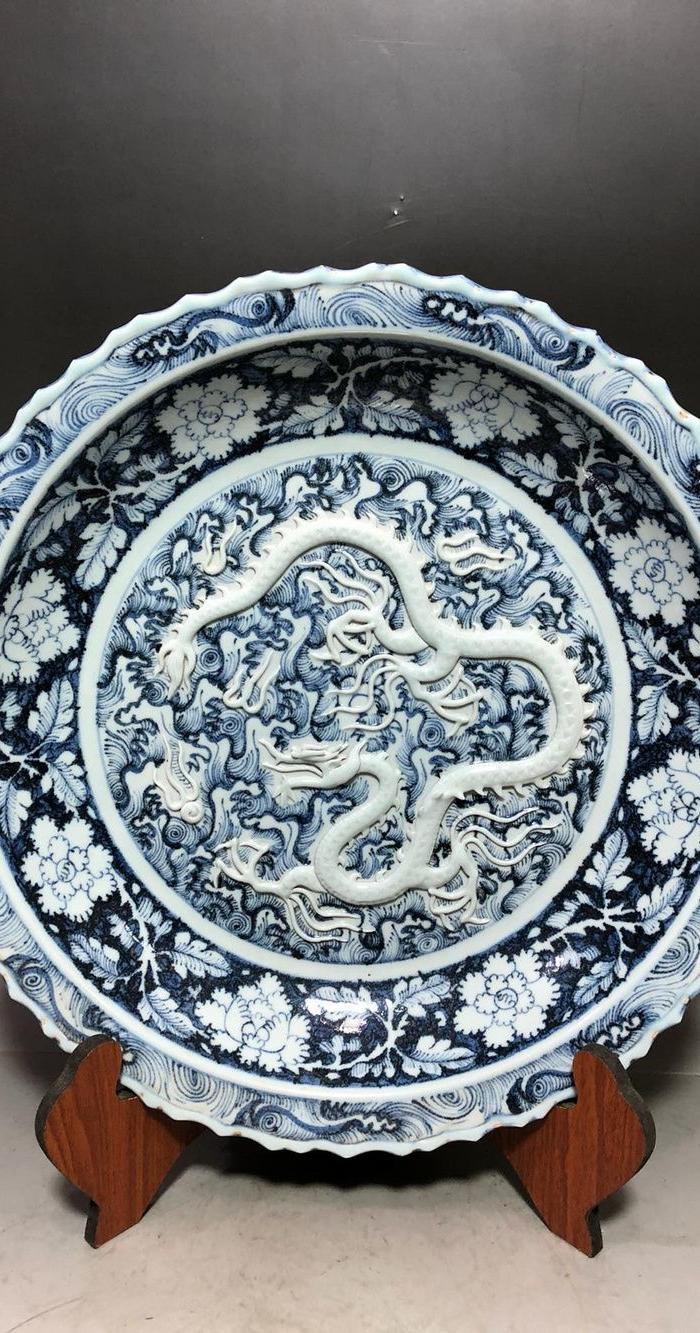 元代青花留白雕刻龙纹盘