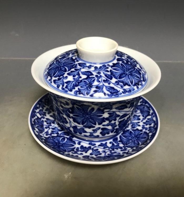 清乾隆青花花卉纹盖碗.