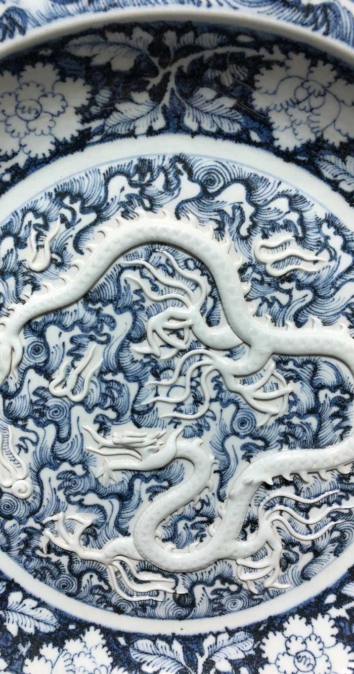 元代青花留白雕刻龙纹盘,有一对