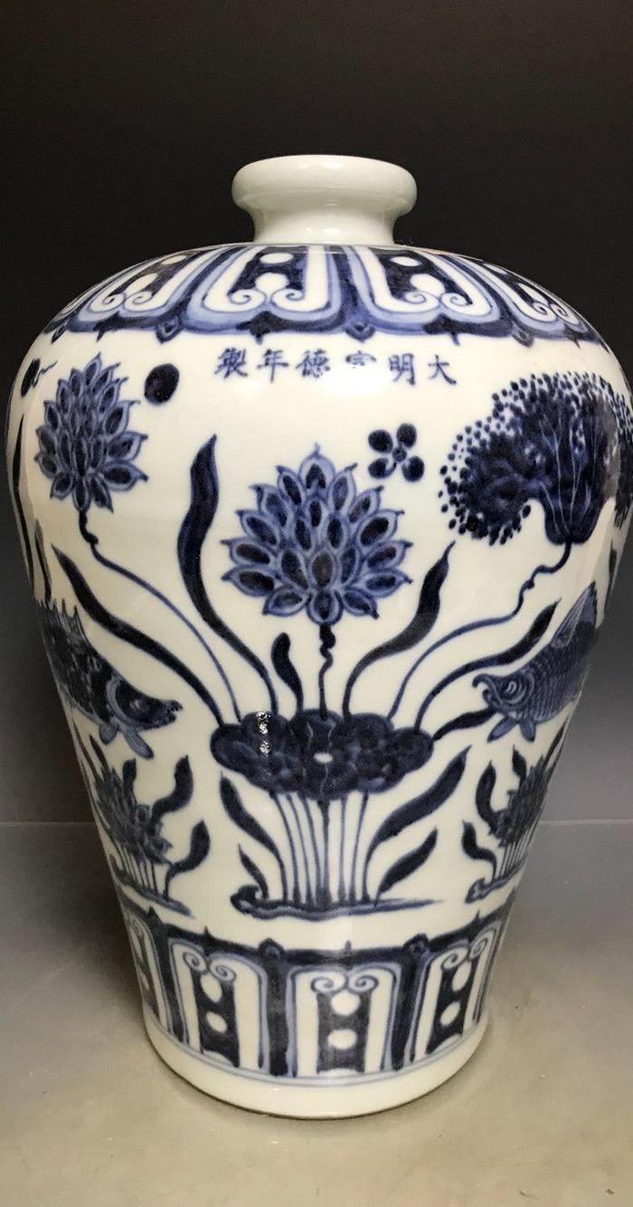 明宣德青花鱼藻纹梅瓶.