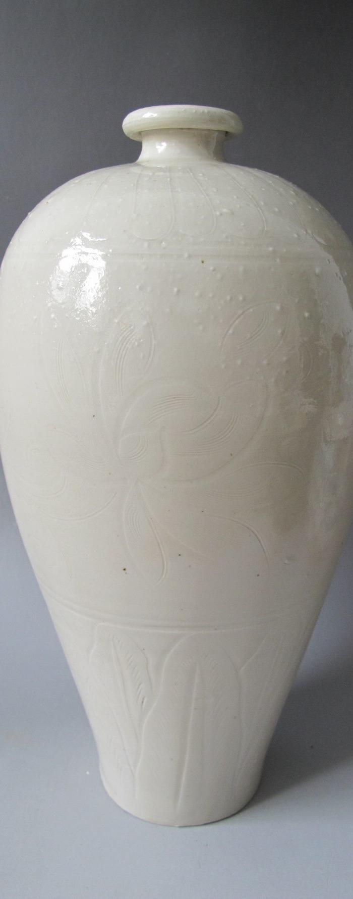 颂金时期定窑刻蕉叶荷莲纹梅瓶