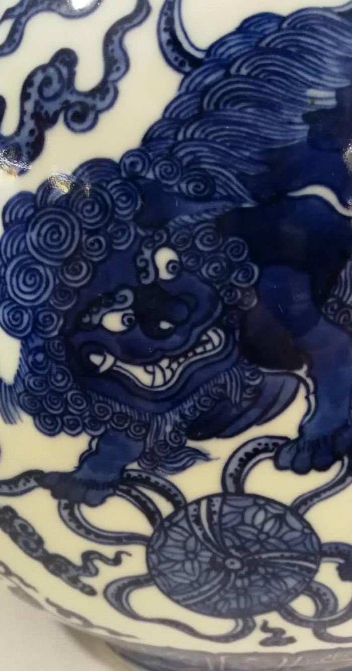 乾隆青花狮子 纹抱月瓶 高33厘米宽22厘米