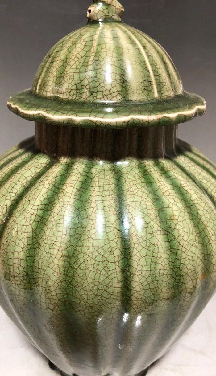 清代龙泉开片瓜棱将*罐