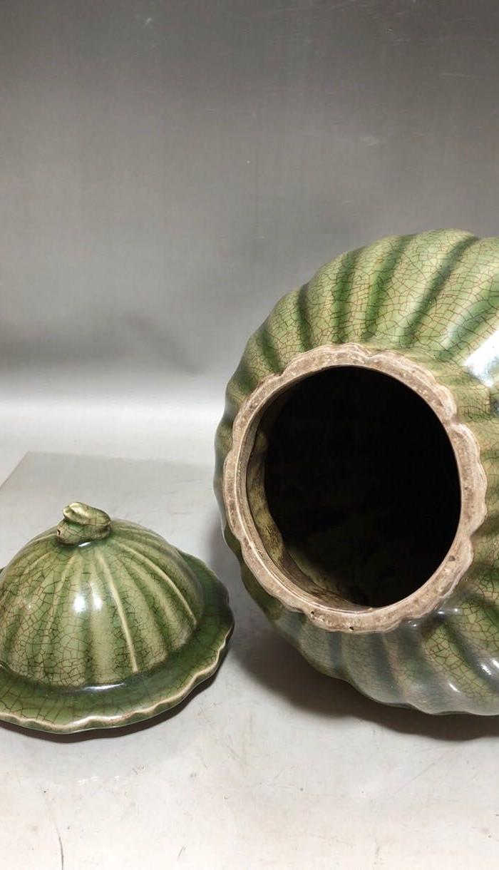 清代龙泉开片瓜棱将*罐