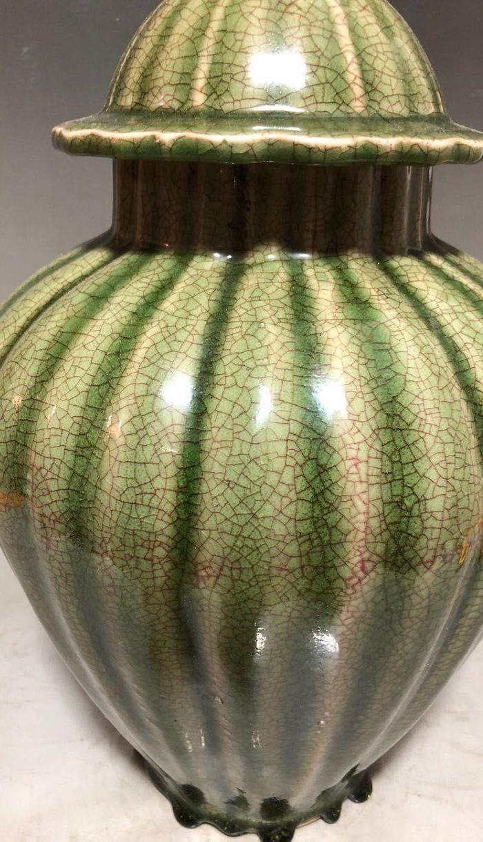 清代龙泉开片瓜棱将*罐