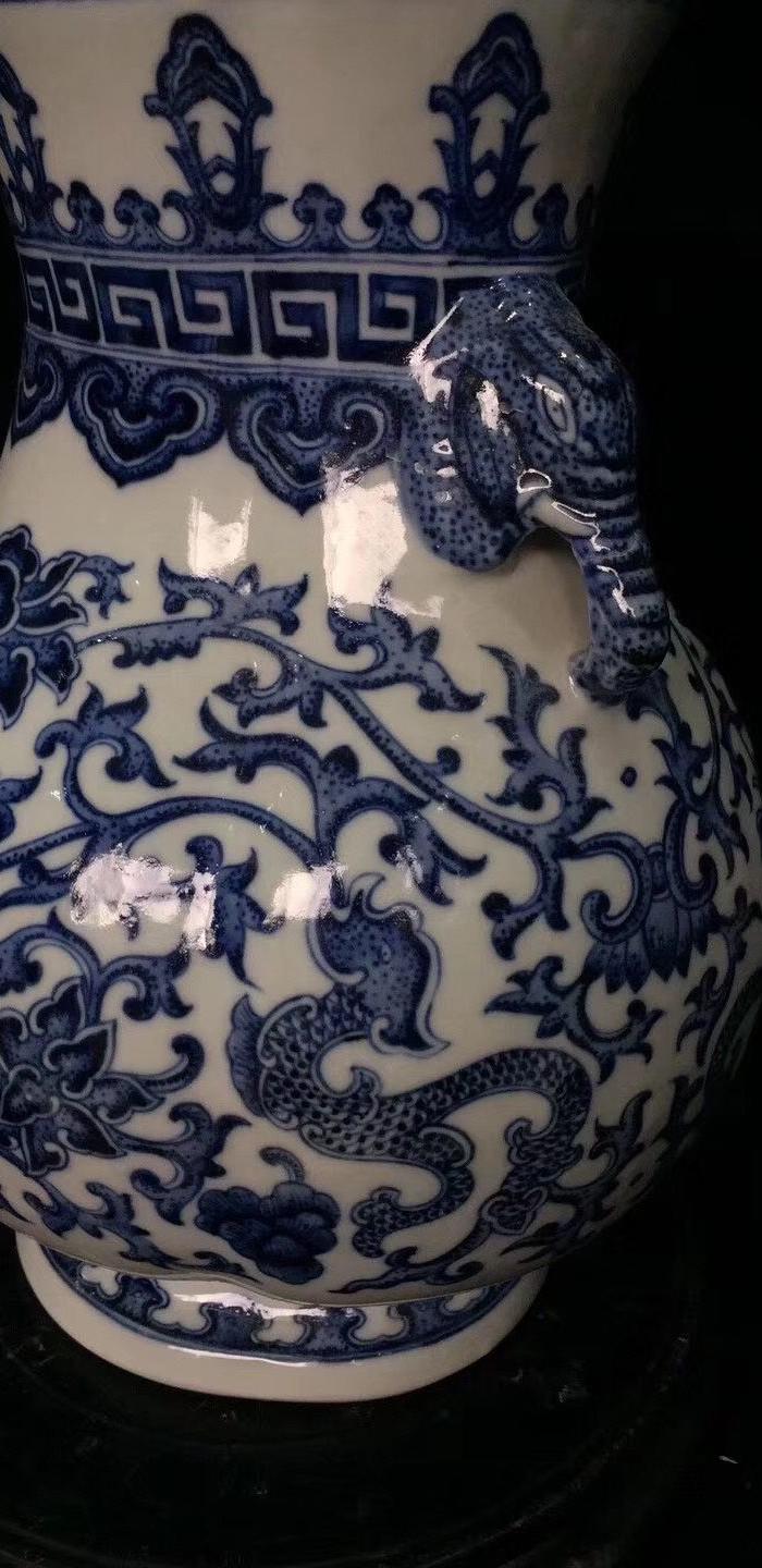 乾隆青花缠枝花卉象耳尊