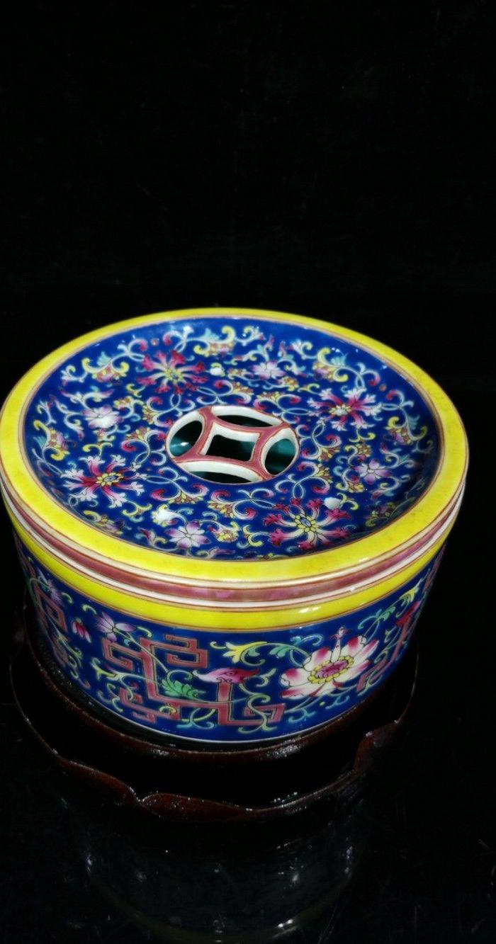 清雍正御制珐琅彩花卉纹胭脂盒7 13