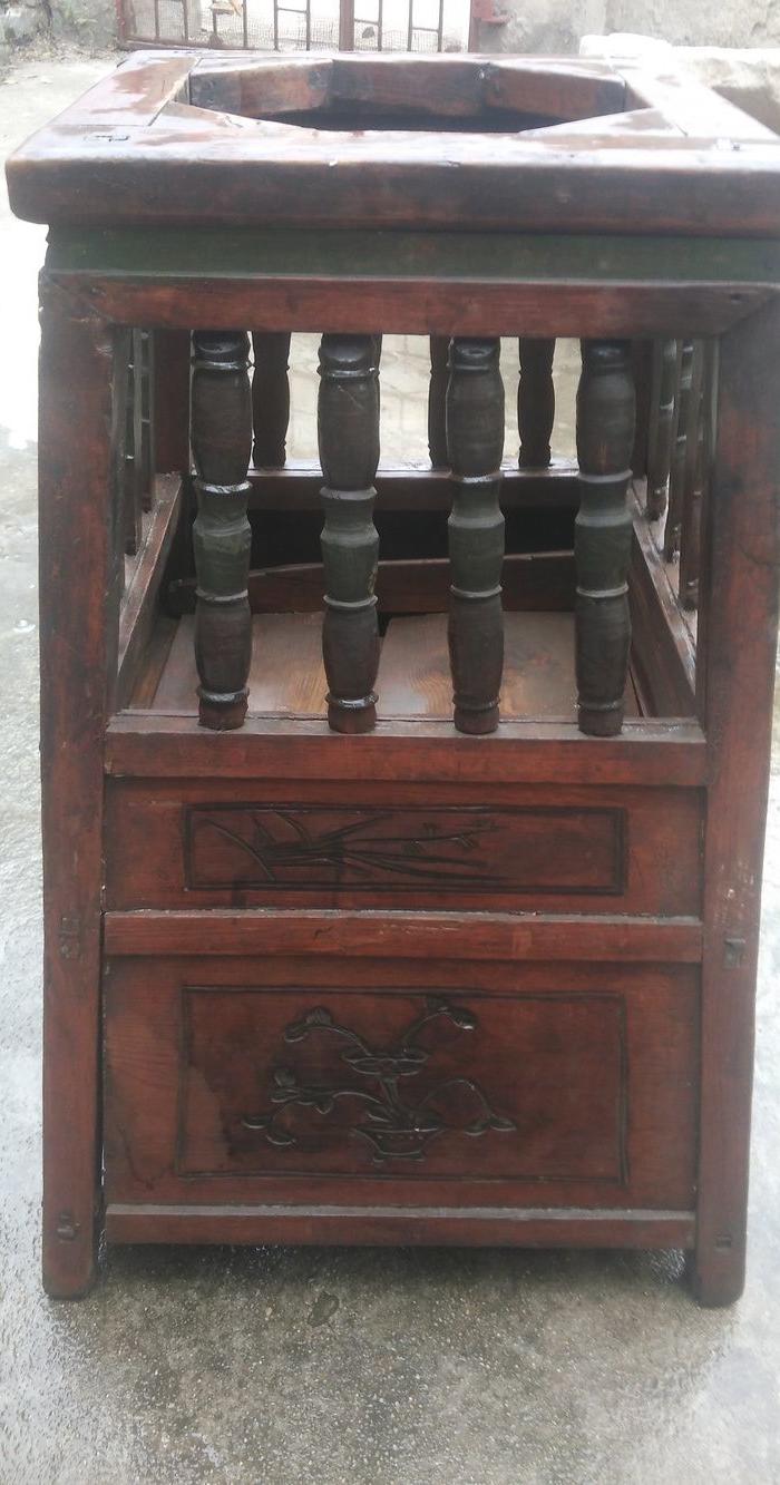 带雕工的小孩站桶