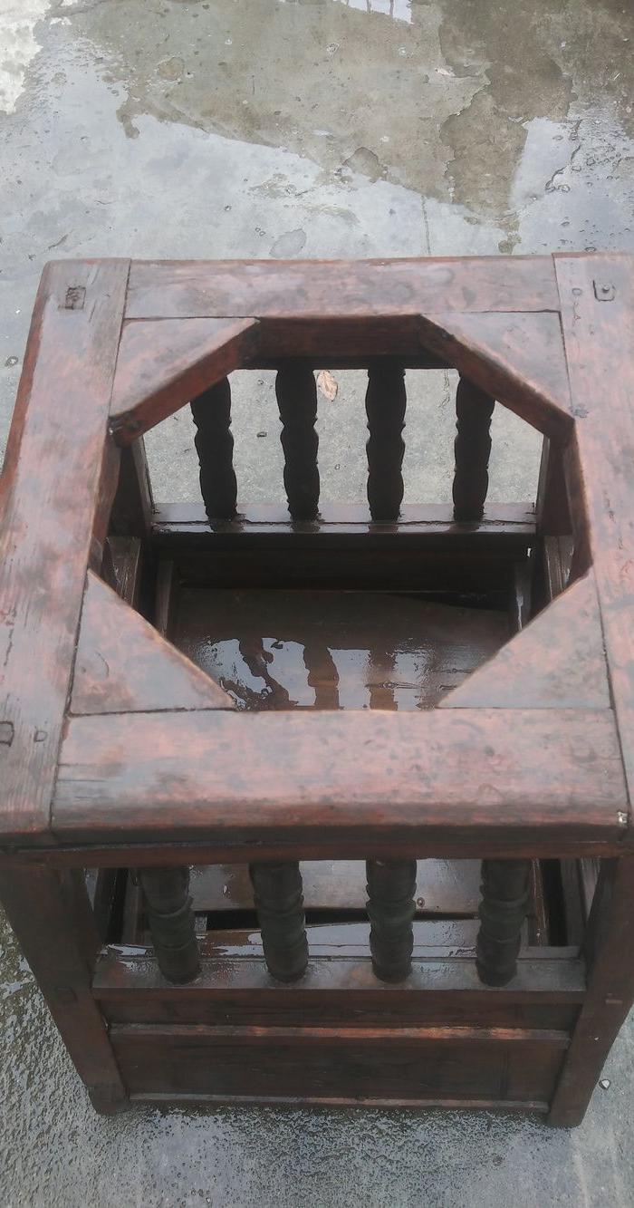 带雕工的小孩站桶