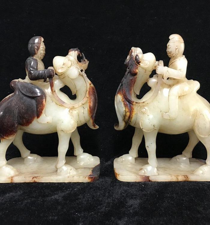 胡人献宝玉摆件