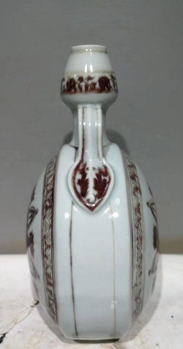 釉里红花卉抱月瓶