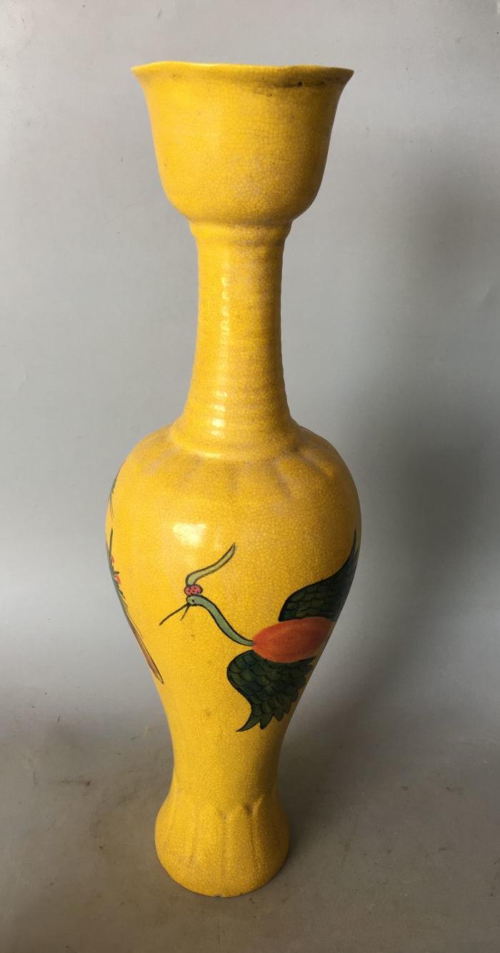 黄釉柴窑人物瓶,瓷胎超薄,画工精美