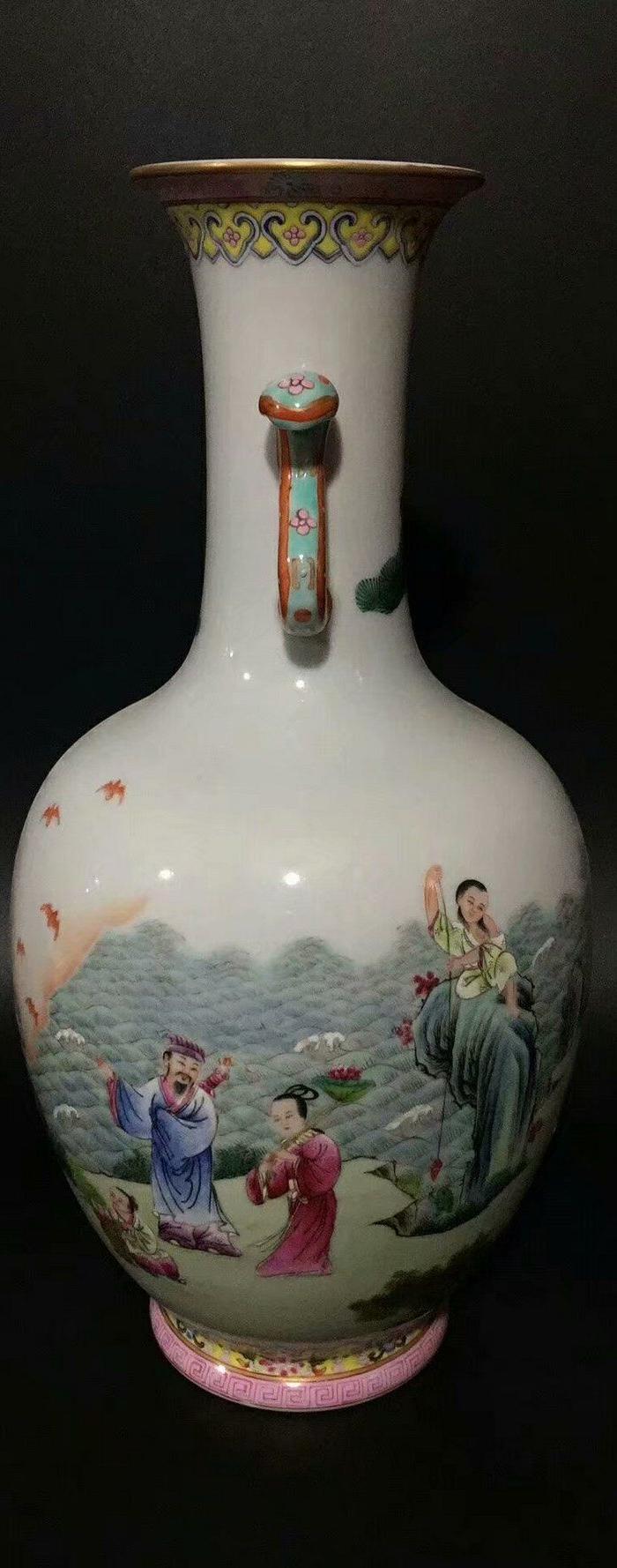 大清乾隆年制如意耳粉彩人物花瓶