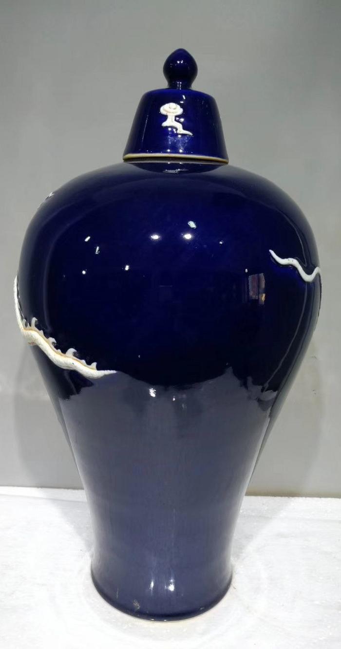 祭蓝釉堆白龙纹带盖梅瓶一对