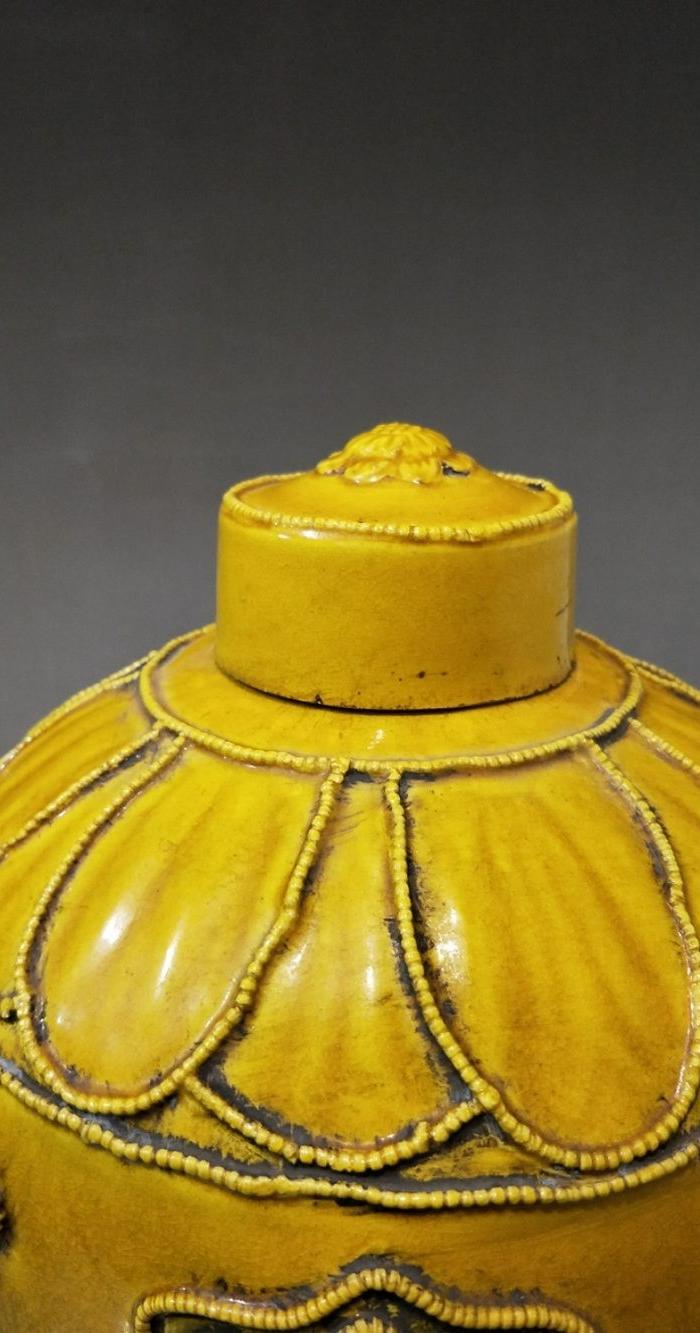 元代黄釉雕刻捏花梅瓶