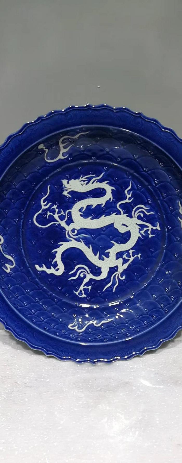 霁蓝釉白龙纹盘子一对