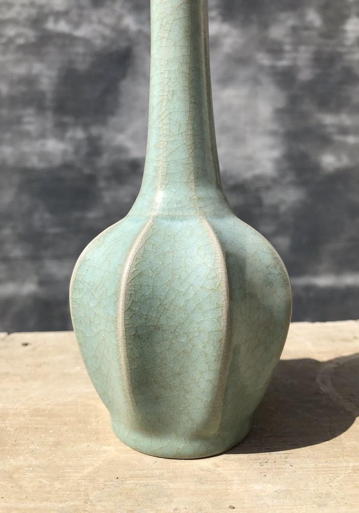 北宋汝窑粉青釉冰片纹八棱净水瓶