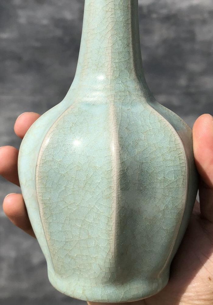 北宋汝窑粉青釉冰片纹八棱净水瓶