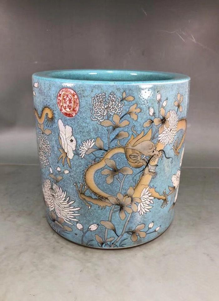 清永庆长春款蓝釉开片粉彩龙纹笔筒