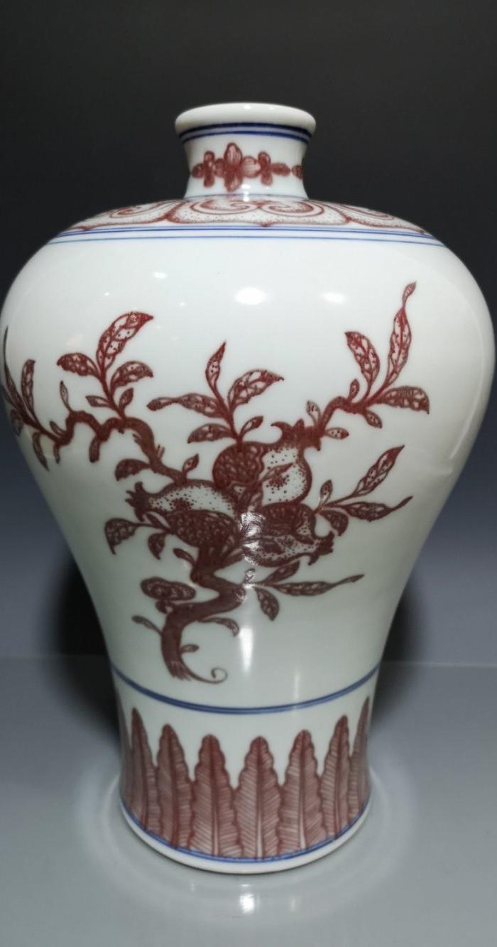 清乾隆釉里红三果纹梅瓶