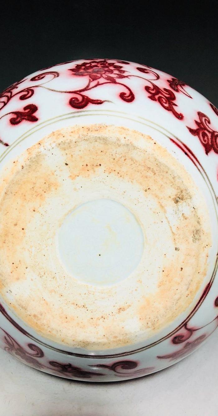 明代釉里红龙纹天球瓶