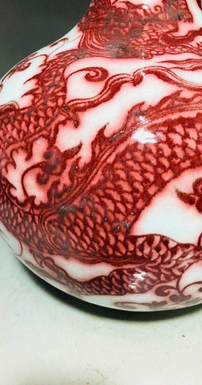 明代釉里红龙纹天球瓶