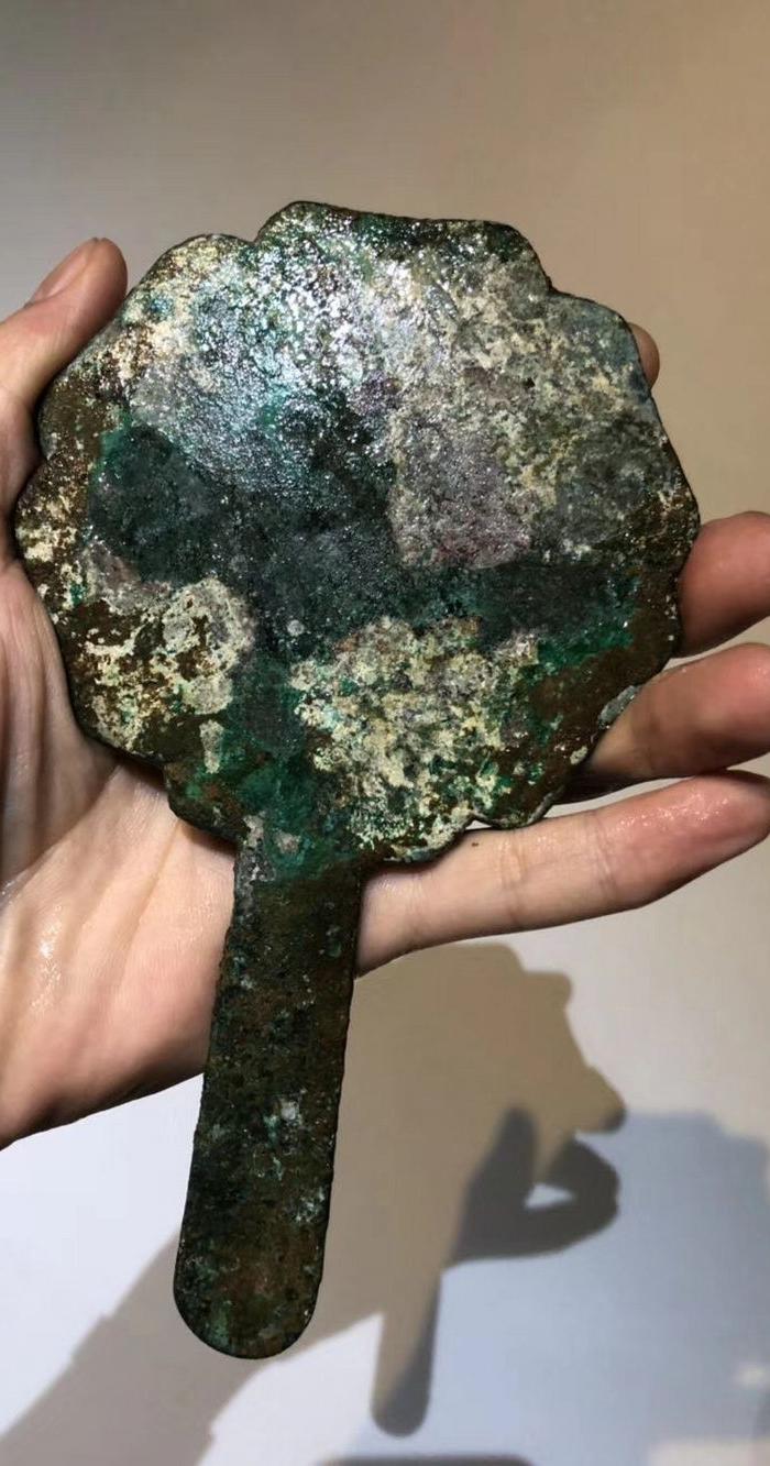 宋铜镜双龙纹带把