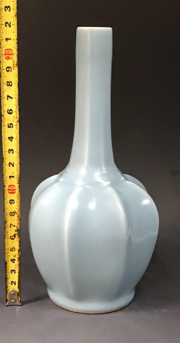 清乾隆汝窑摇铃尊