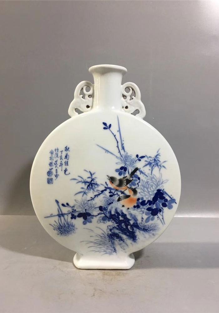 王步青花花鸟扁瓶