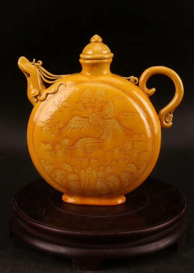 黄釉龙纹凤壶