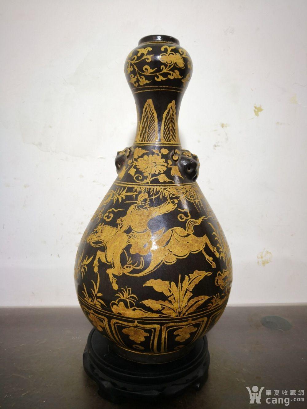 元代人物蒜头瓶