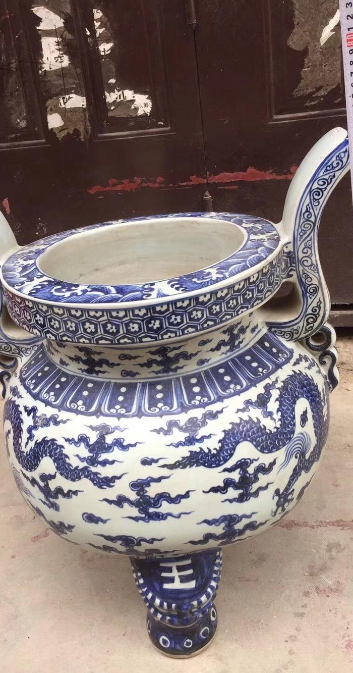 明,青花龙纹三足香炉
