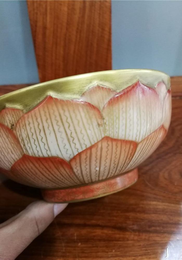 粉彩描金莲花碗