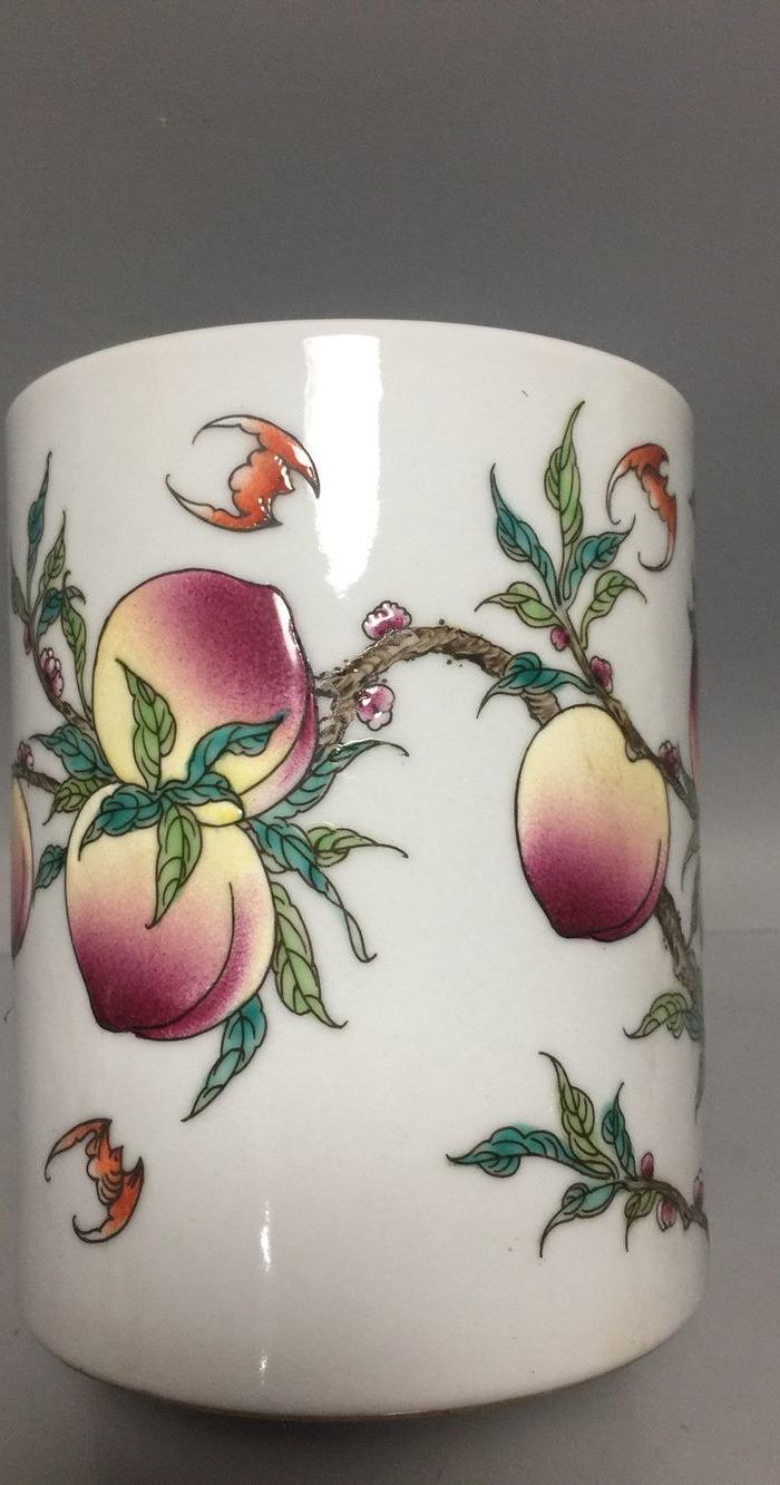 清,粉彩寿桃纹笔筒