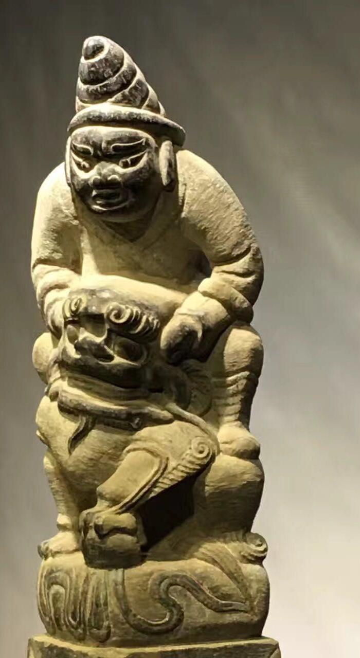 青石 拴马桩 胡人戏狮 : 尺寸:高150厘米