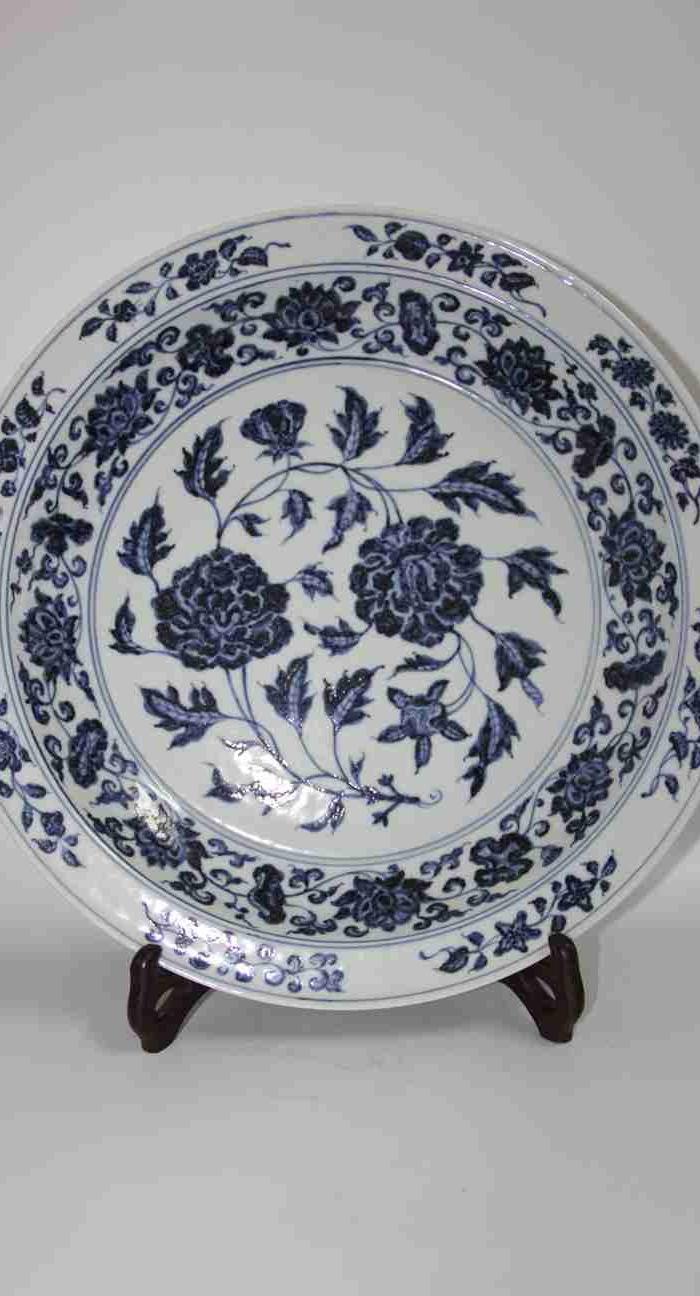 宣德青花缠枝牡丹纹大盘