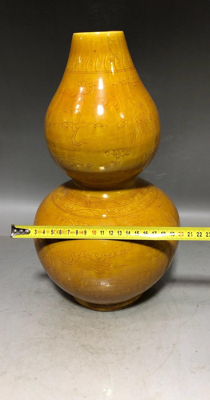 明代黄釉开片雕刻龙凤葫芦瓶
