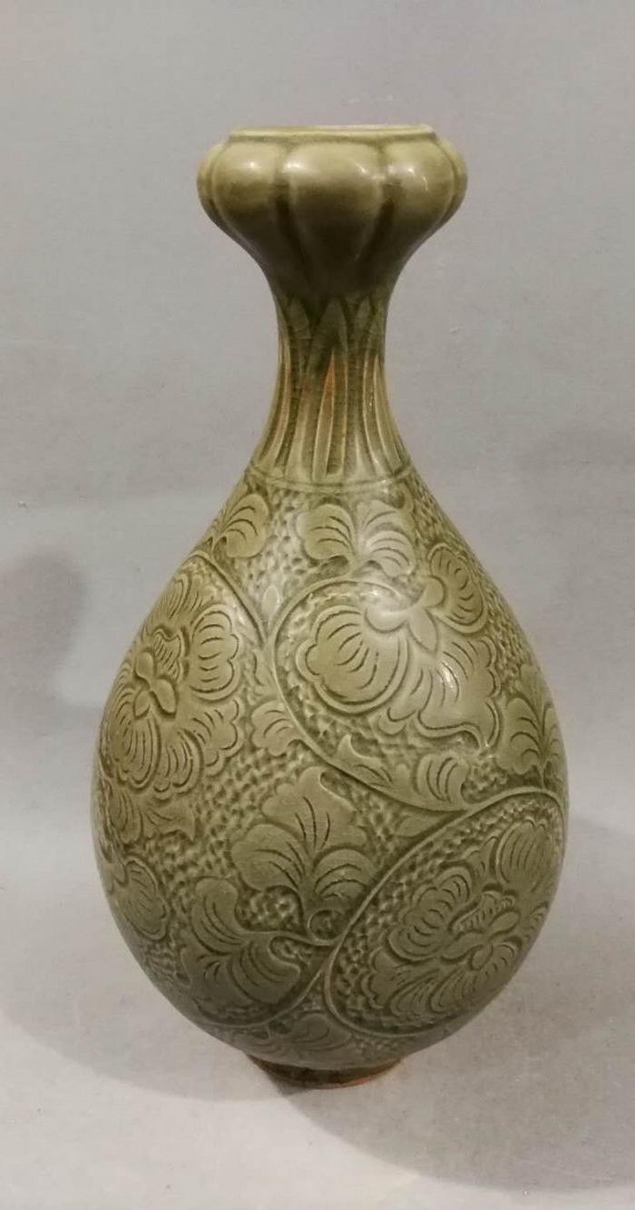耀州窑刻花蒜头瓶 高34厘米宽16厘米