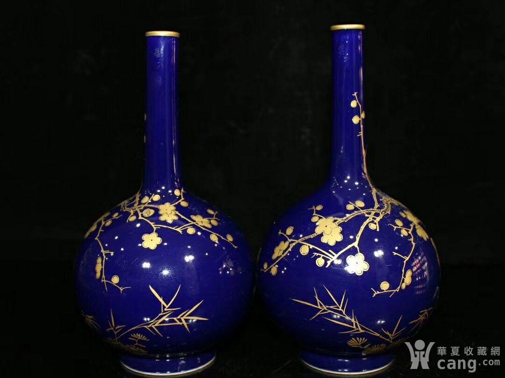 大清乾隆年制,霁蓝釉描金喜上眉梢纹长颈瓶一对