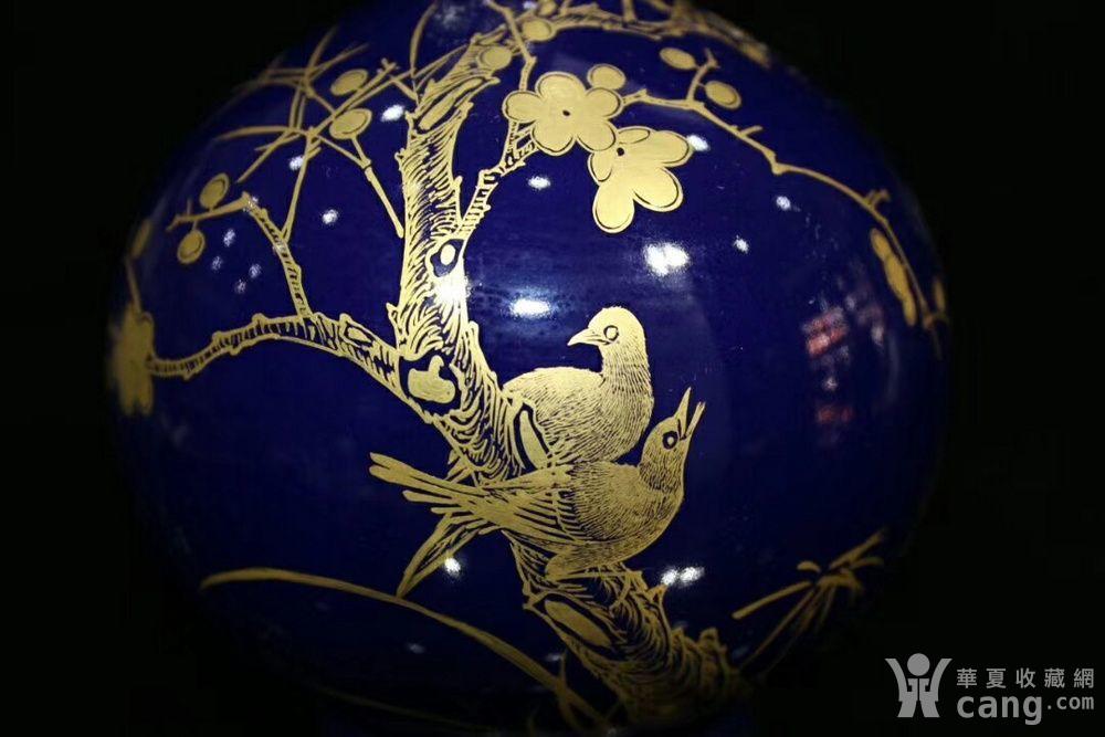 大清乾隆年制,霁蓝釉描金喜上眉梢纹长颈瓶一对