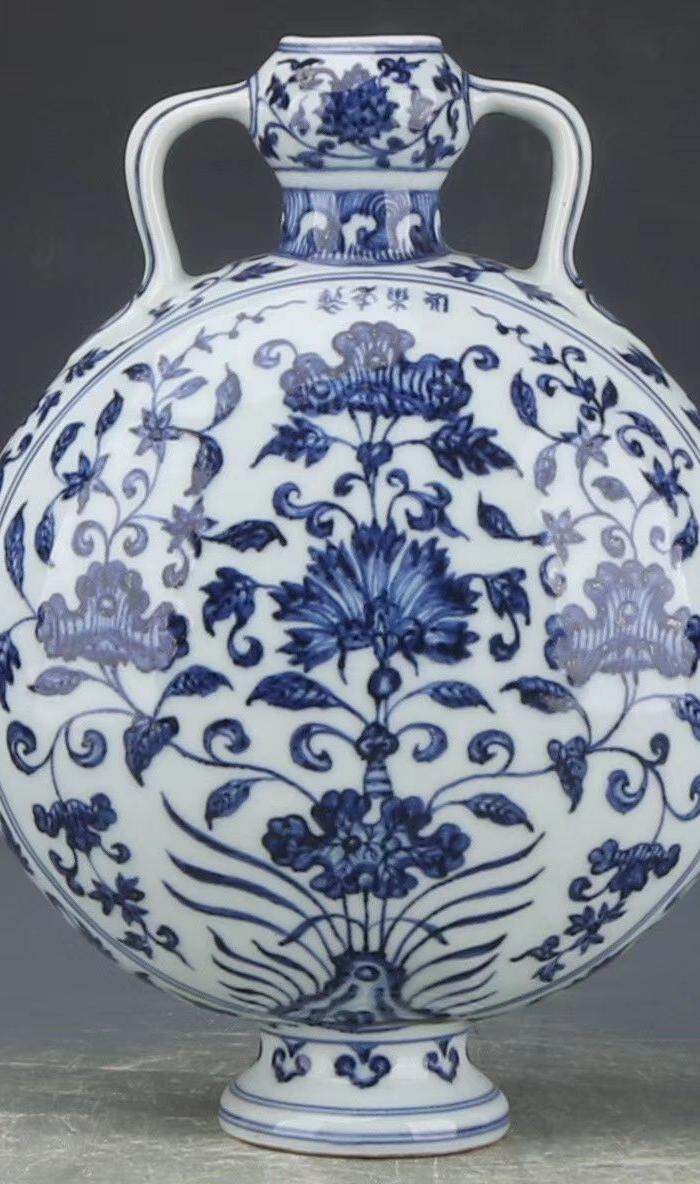 宣德青花花卉抱月瓶