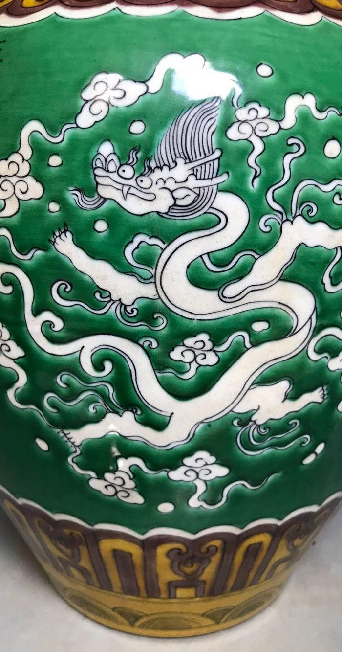 明正德素三彩团龙纹罐